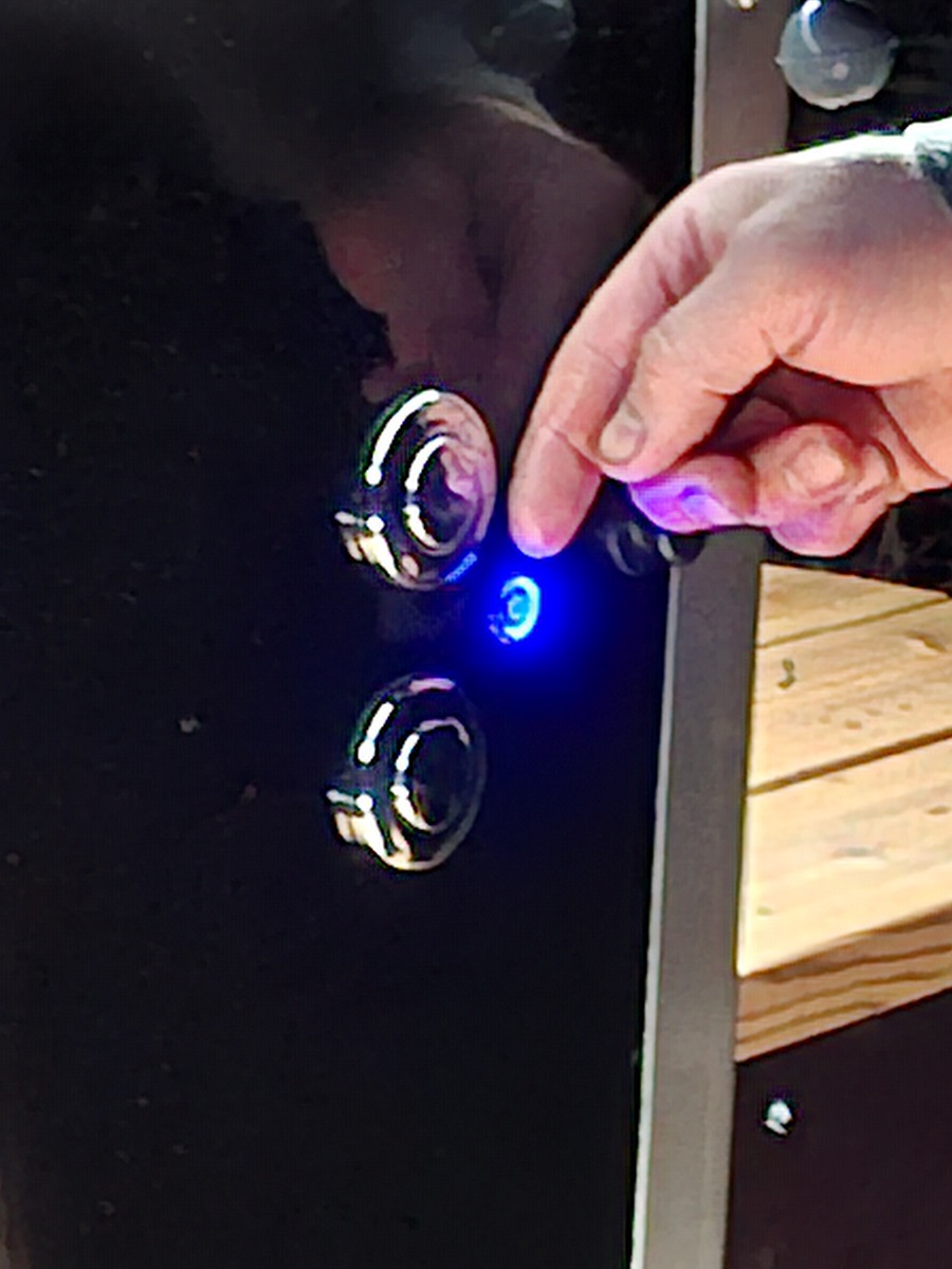 Käsi painaa paljun porepainikkeita.