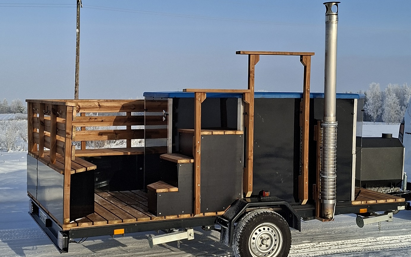 Kylpytynnyri vaunussa talvisessa maisemassa