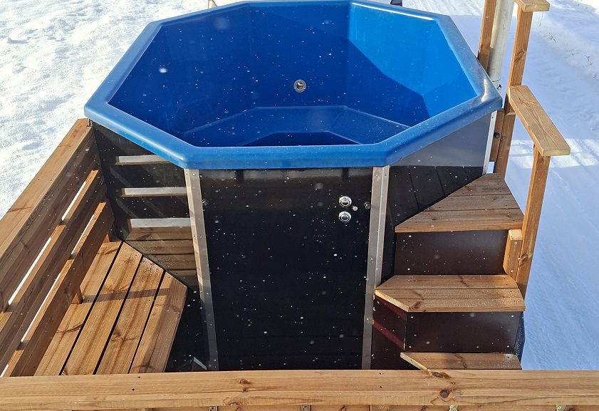 Sininen palju lumisessa ympäristössä